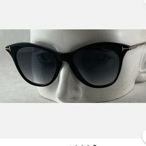 New Tom Ford Sunnies! Worn 2-3 times. comes with case and cleaner!